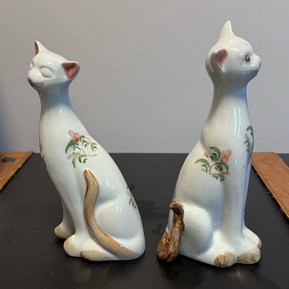 Two Cat Figurines by Andrea by Sadek Porcelain White With Flowers - Picture 6 of 15